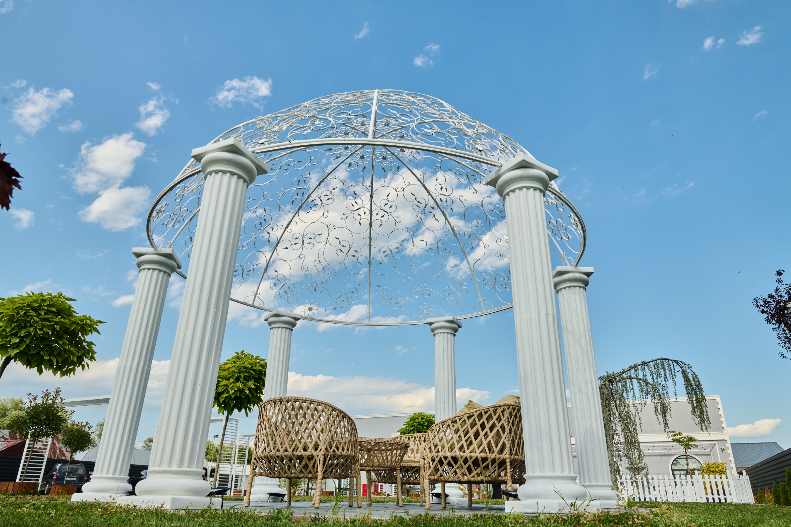 Clădirea Vladoiu Events cu fântână și piscină decorativă