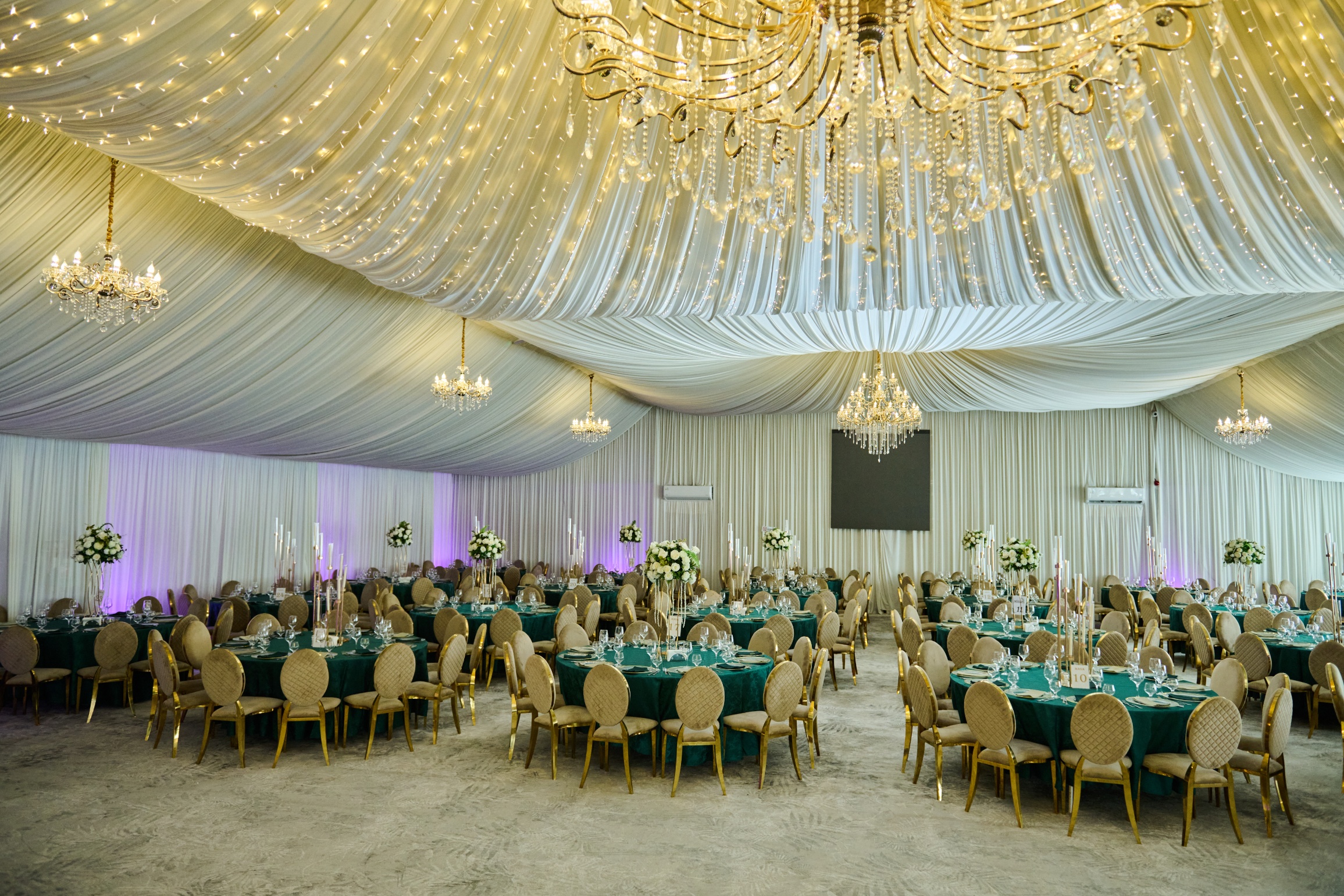 Sală de evenimente Vladoiu Events, decorată elegant, cu candelabre și lumânări