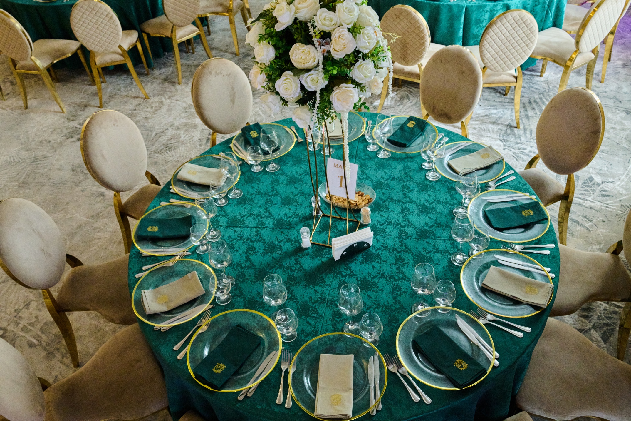 Sala de evenimente decorată, cu candelabre și lumini calde