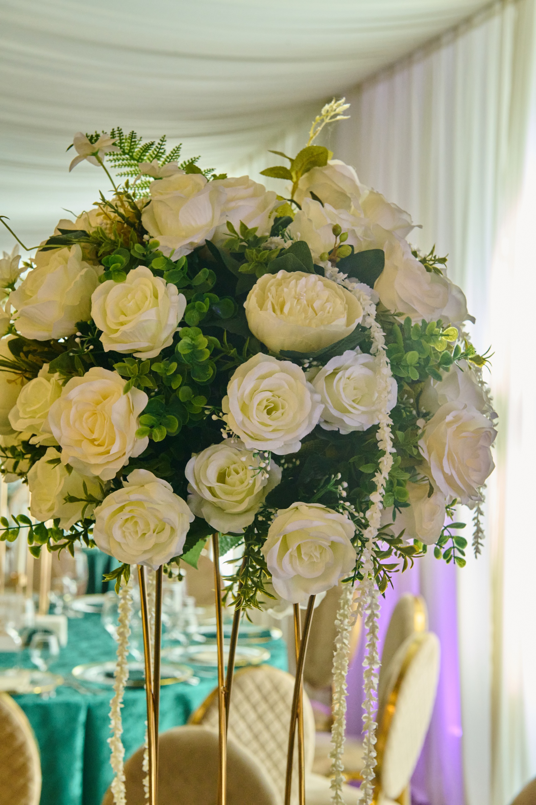 Aranjament floral cu trandafiri albi pe suport auriu
