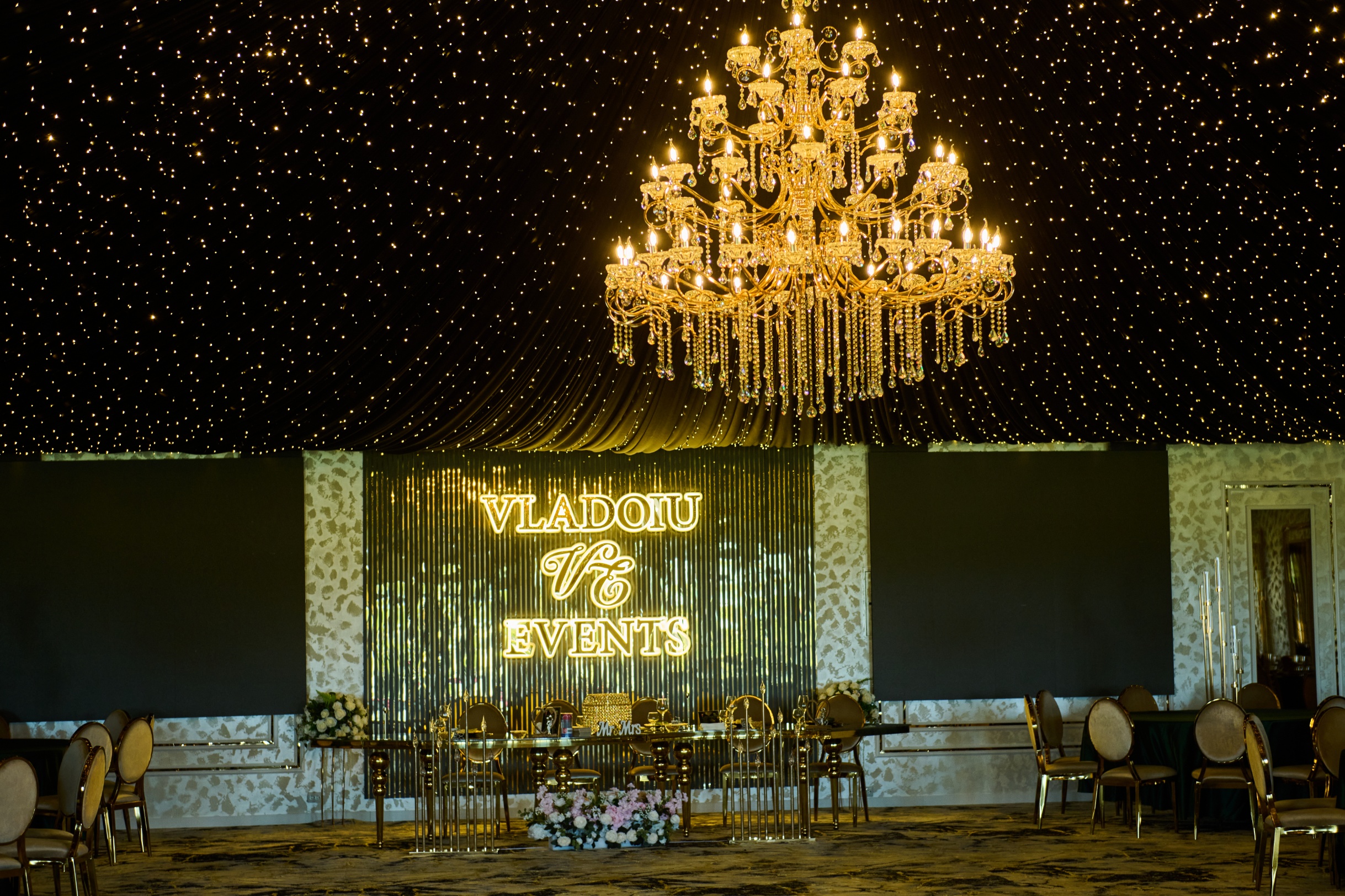 Gazebo alb decorativ cu coloane și mobilier de răchită