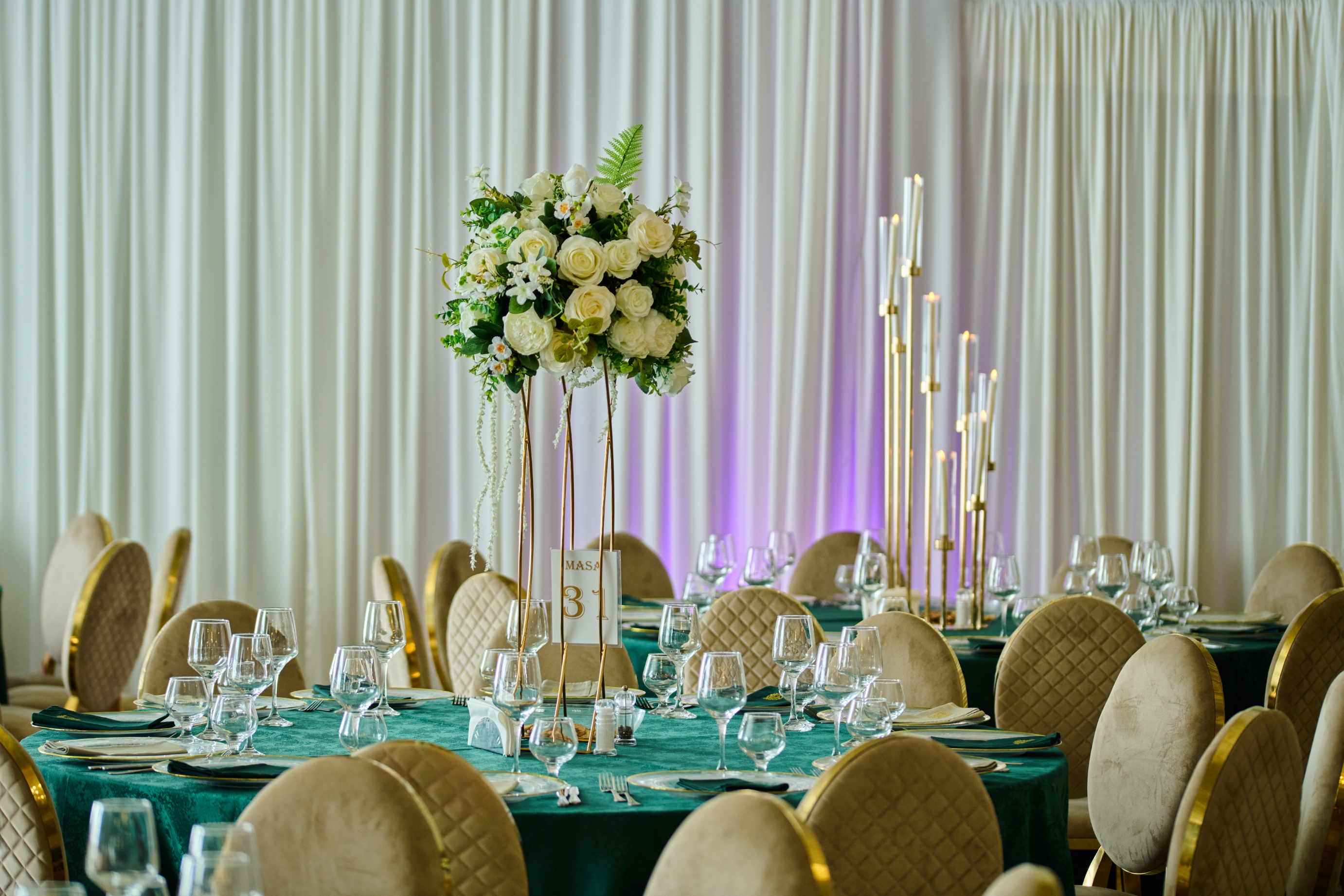Backdrop auriu Mr & Mrs cu flori albe pentru masa mirilor