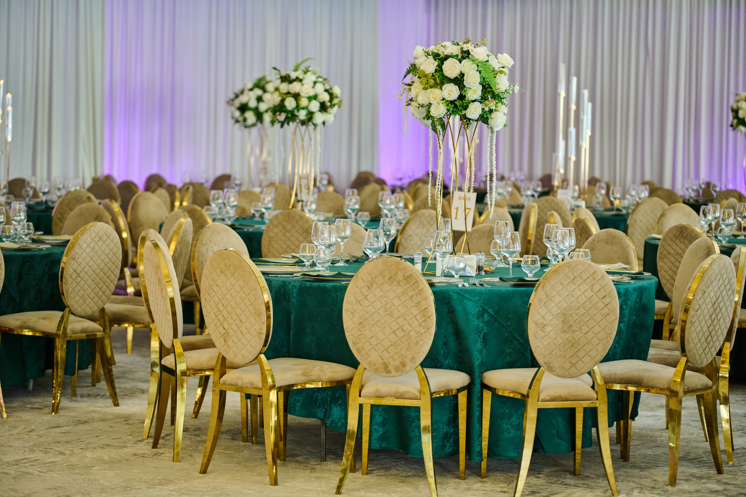 Sală Vladoiu Events cu tavan înstelat și candelabru auriu, seara