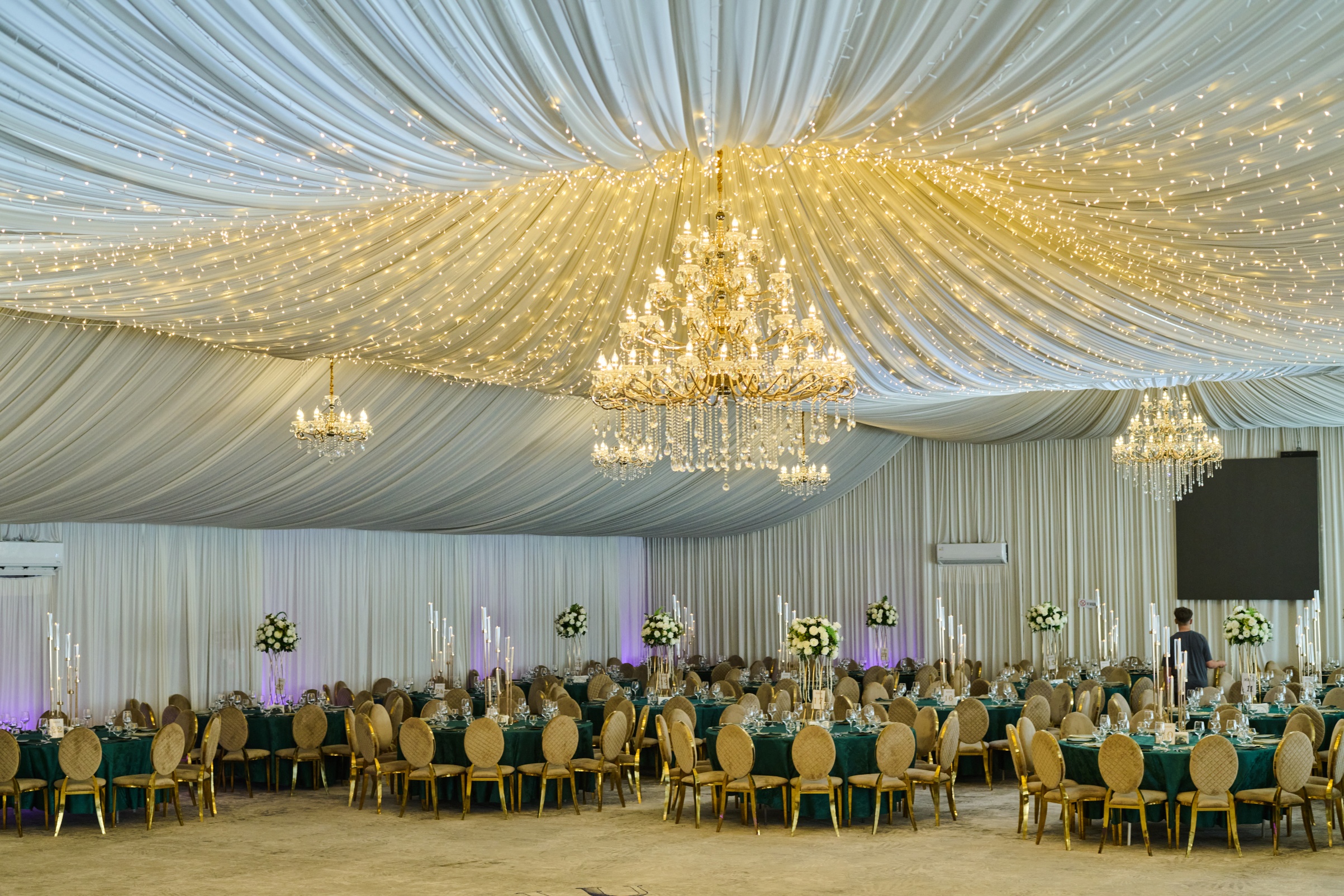 Sala de evenimente cu tavan drapat și lumini calde